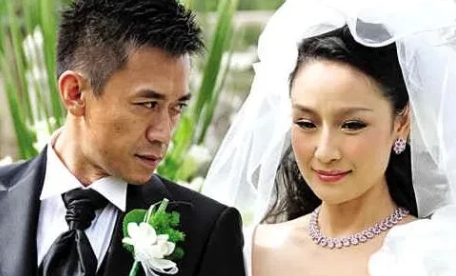 2009年，38岁的王学兵迎娶31岁的孙宁，当时整场婚礼的全部费用由孙宁承担，而