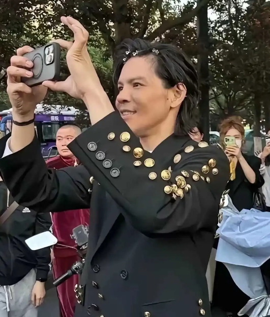 这衣服太有个性了，光扣子得花不少钱