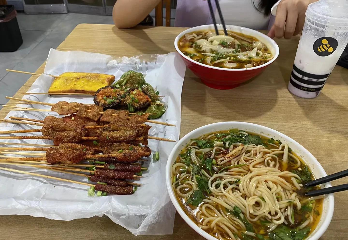 43岁没对象，当继父好还是五保户好？



这个问题，我表哥抛出来的时候，着实让
