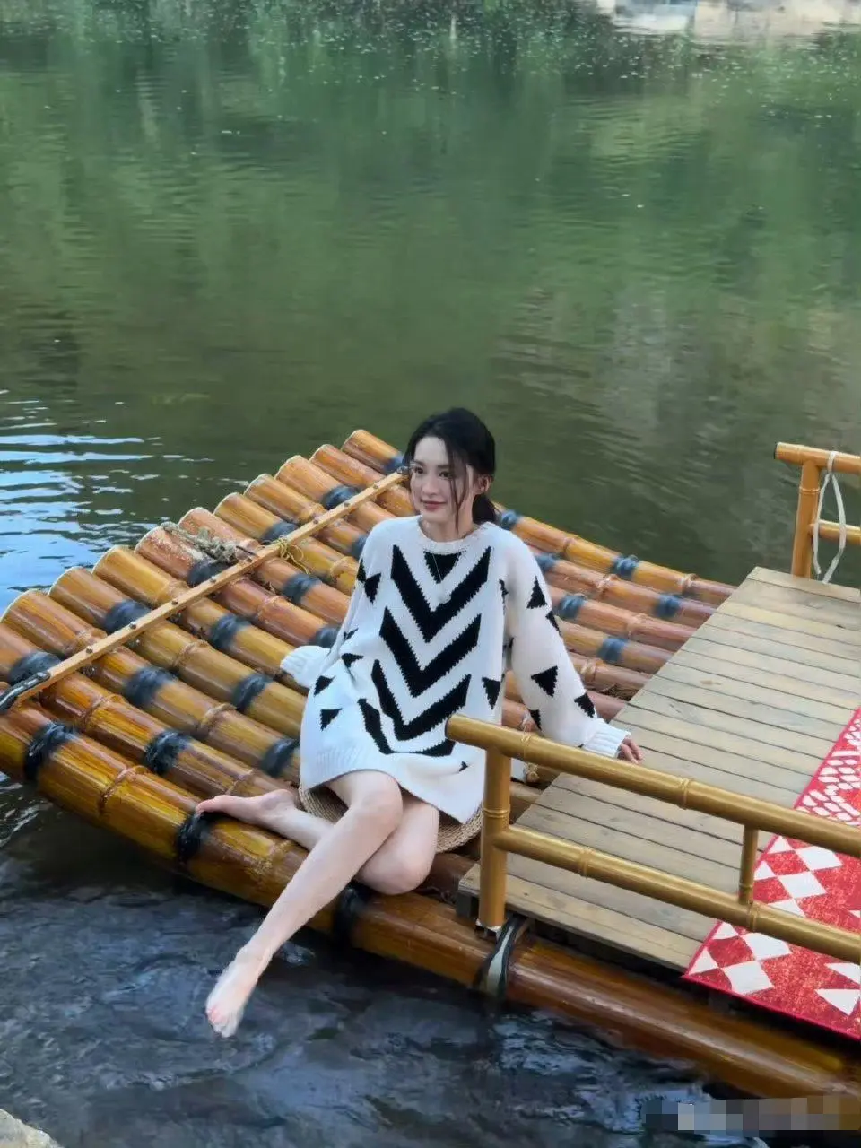 李沁眉眼如画，气质清冷中带着灵动
