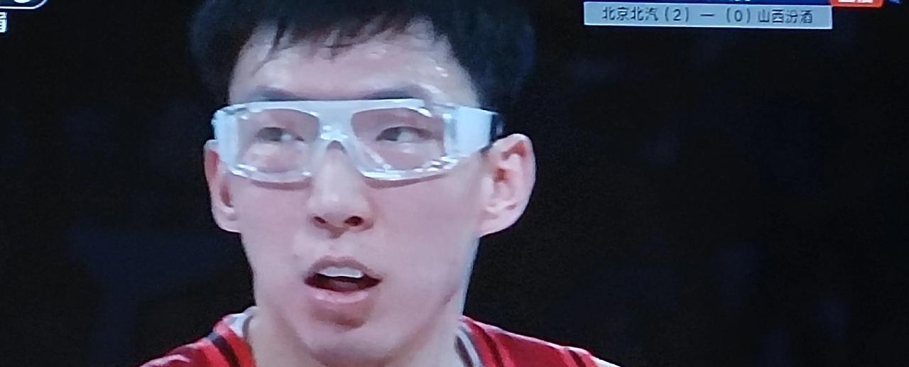 周琦虽然没有指名道姓说出“半吊子”主教练，但是，球迷心里都有数。“半吊子”是指一