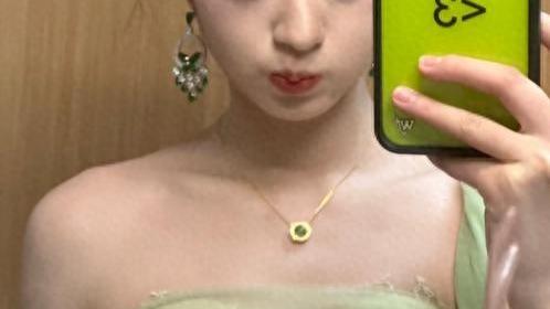 18岁女演员戴230万元耳环，其父系公务员，知情人回应