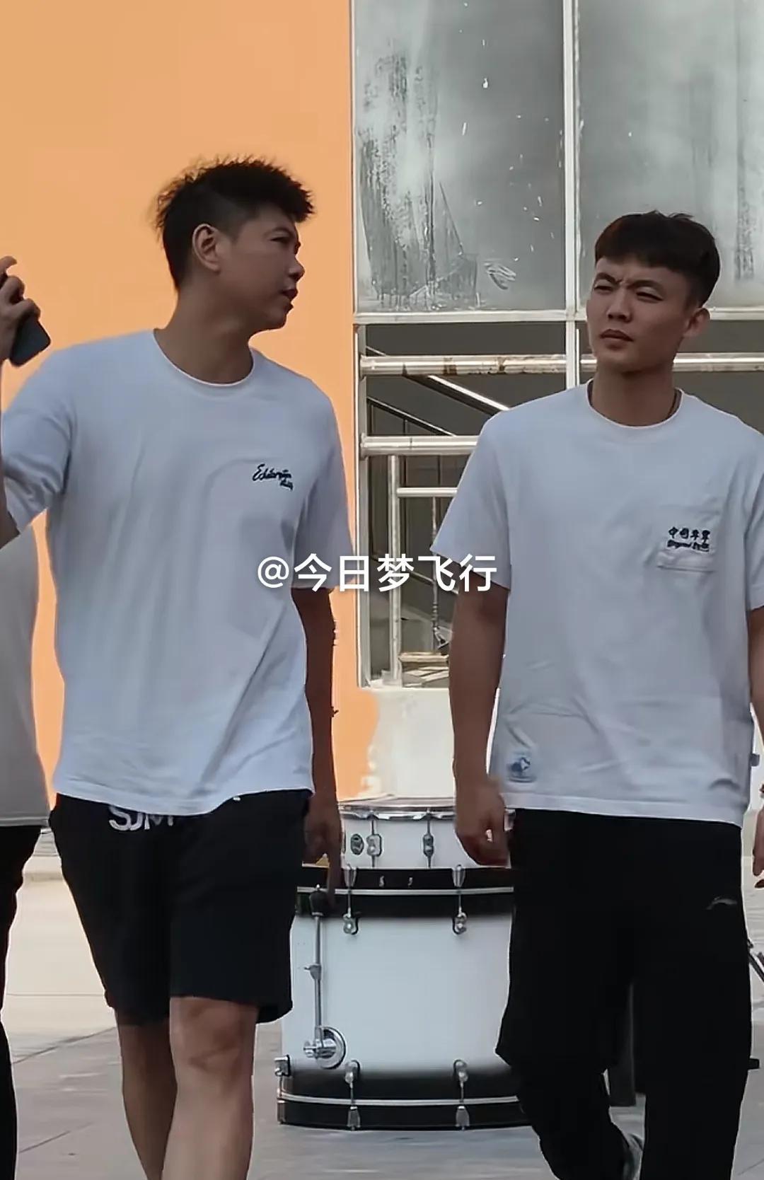 今日上午徐杰来沙田啦！
今天上午，广东队球员徐杰与罗杰一齐出席了在东莞沙田镇举行