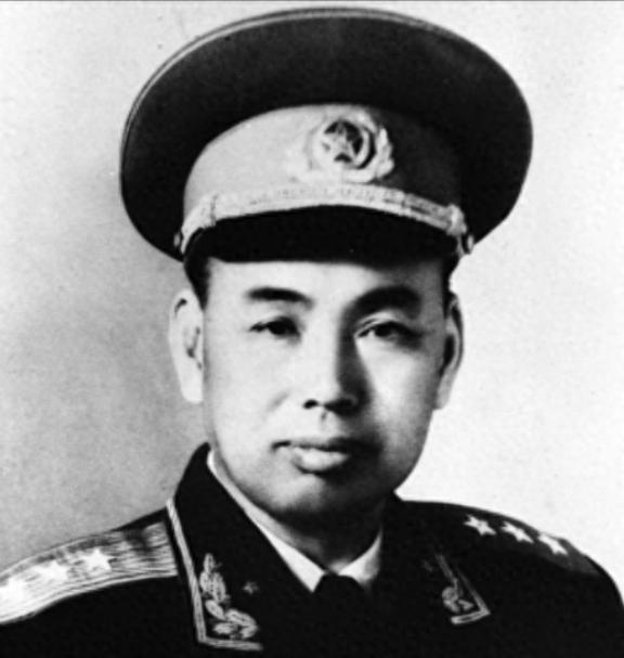 许世友1906年出生在河南新县，家里穷得叮当响，小时候连鞋都穿不上。他16岁投身