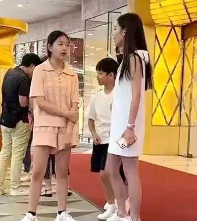 汪小菲俩孩子: 女儿像妈妈大S，儿子像爸爸，如果他俩没有离婚，现在或许是完整幸福