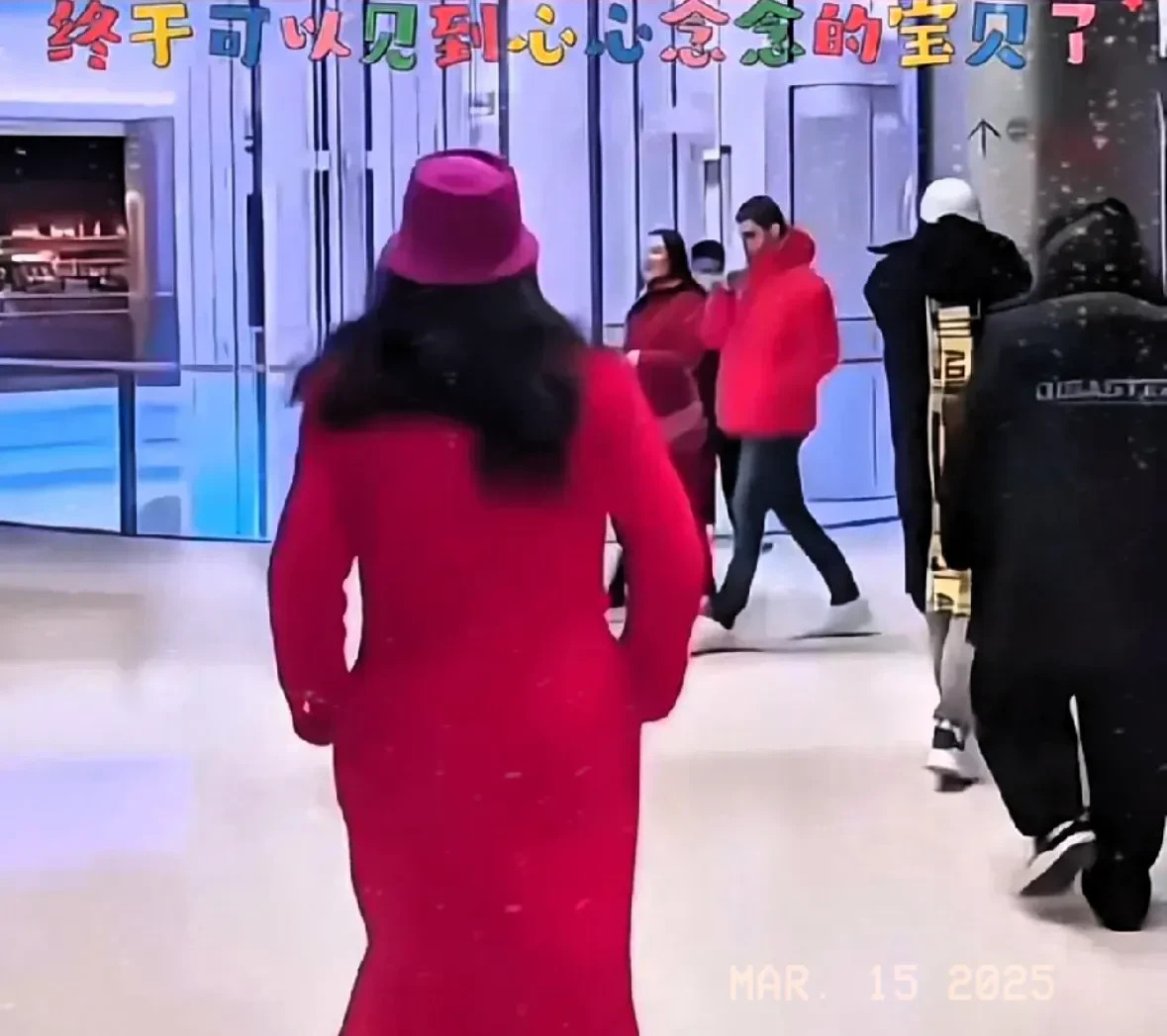 张兰开心赴湾湾看孙子











天哪，你们能想象吗？张兰居然去看孙子