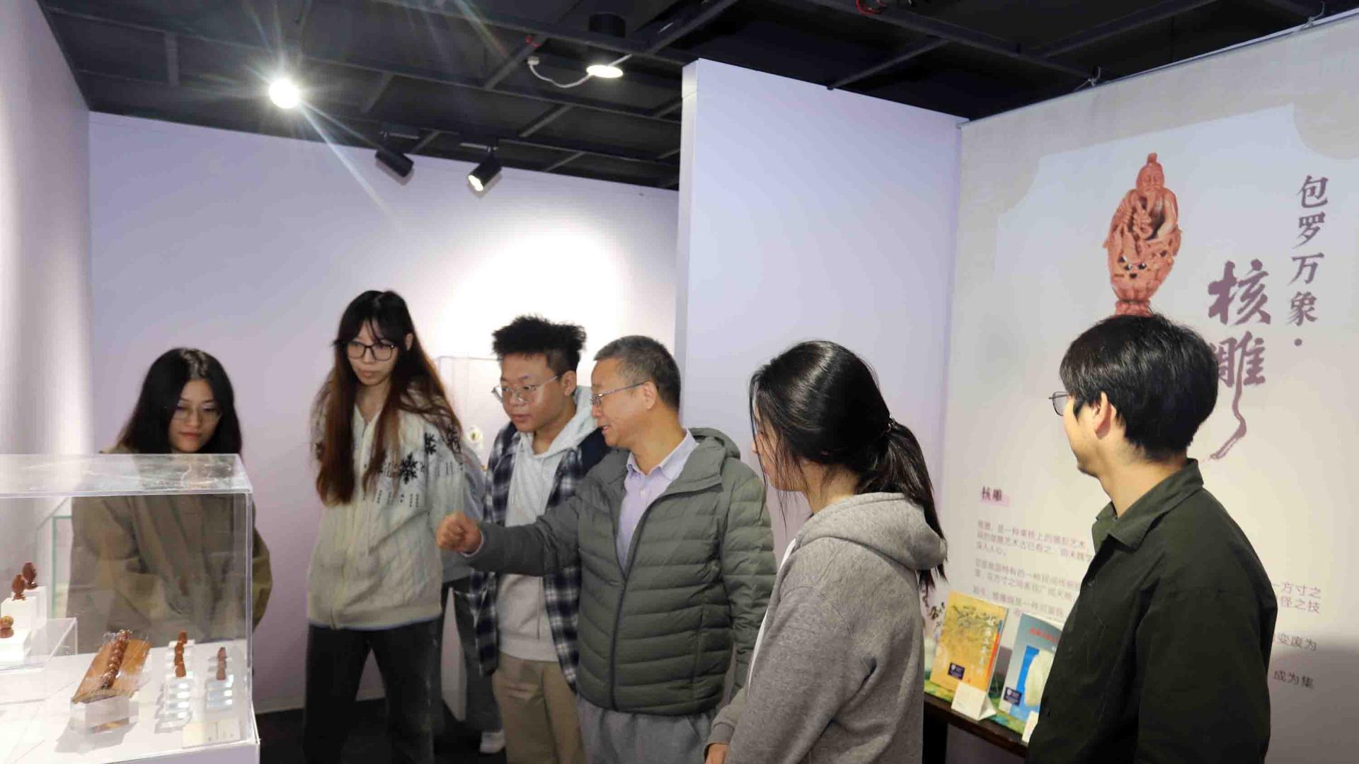 苏州：非遗核雕进校园 殷毅军核雕特展在西交利物浦大学博物馆启幕