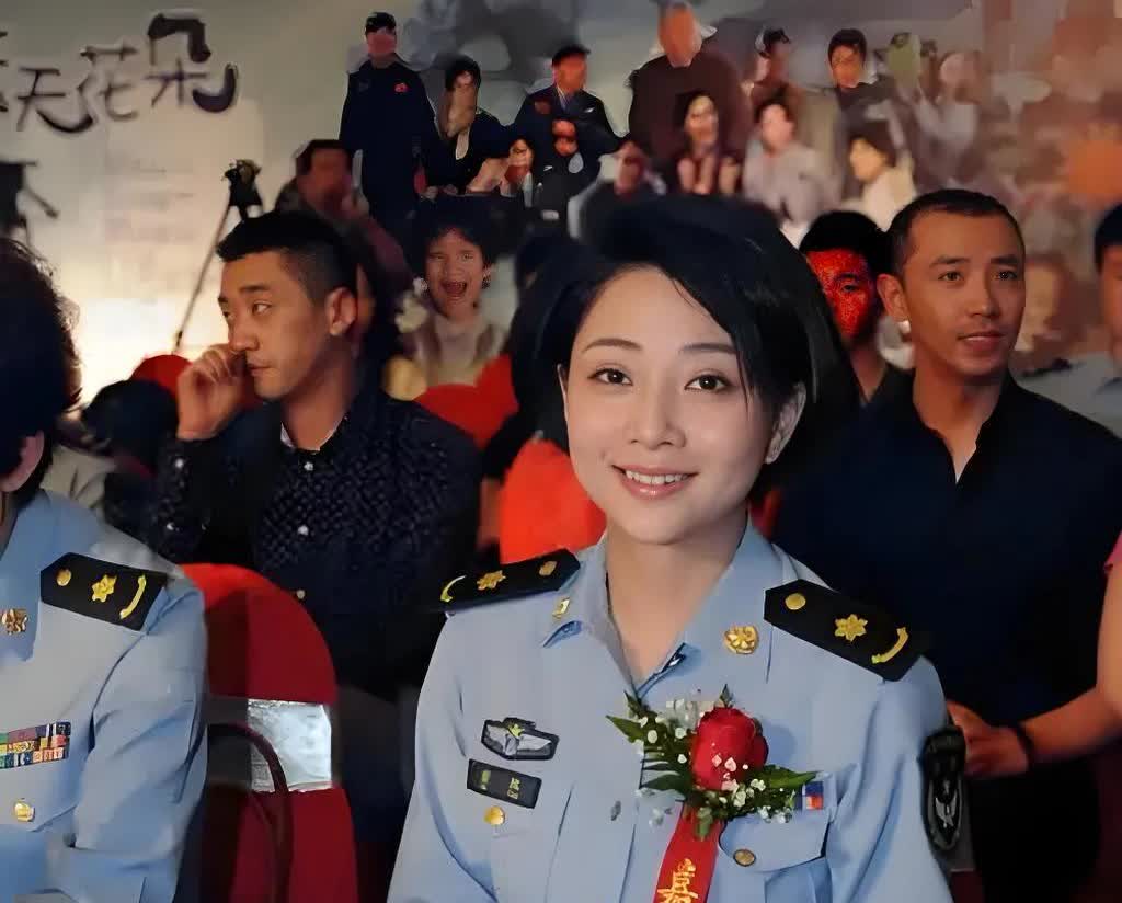“军人身份”出道的16位当红女明星

一、殷桃，军龄20年

二、韩红，