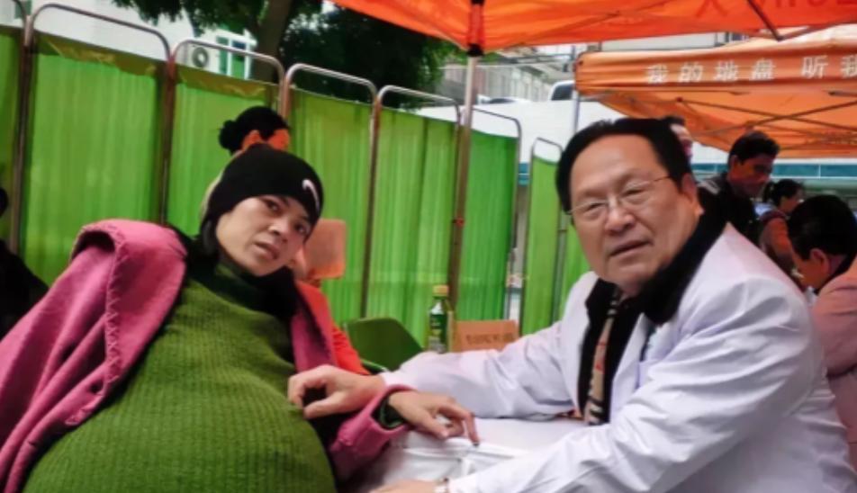 2009年，怀胎12个月的女人，在丈夫的陪同下挺着巨肚，来到了广州医院检查，没想