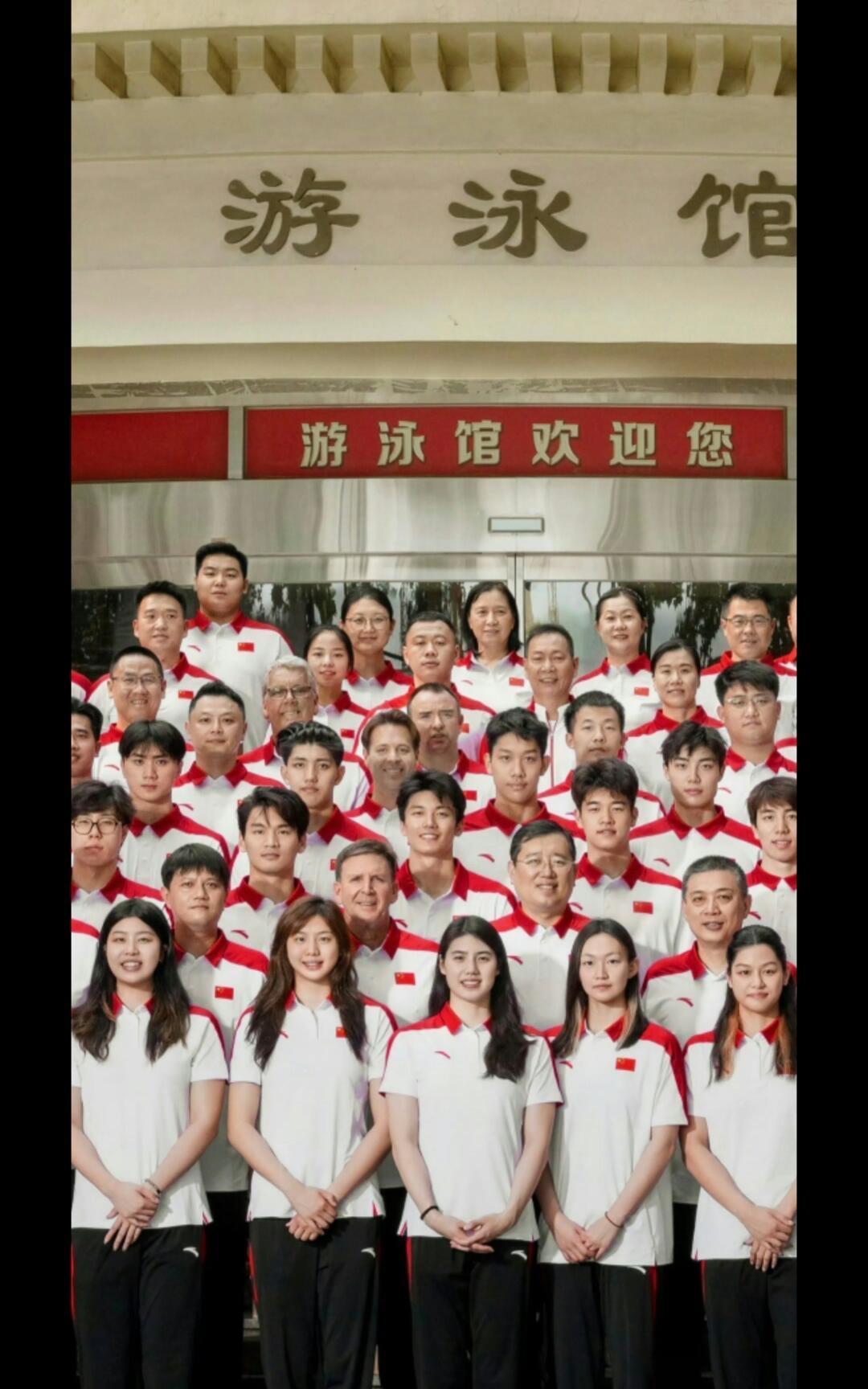 世锦赛游泳大合照，国泰民安的脸！
张雨霏大女主，气质和形象一流，实力还是杠杠的，