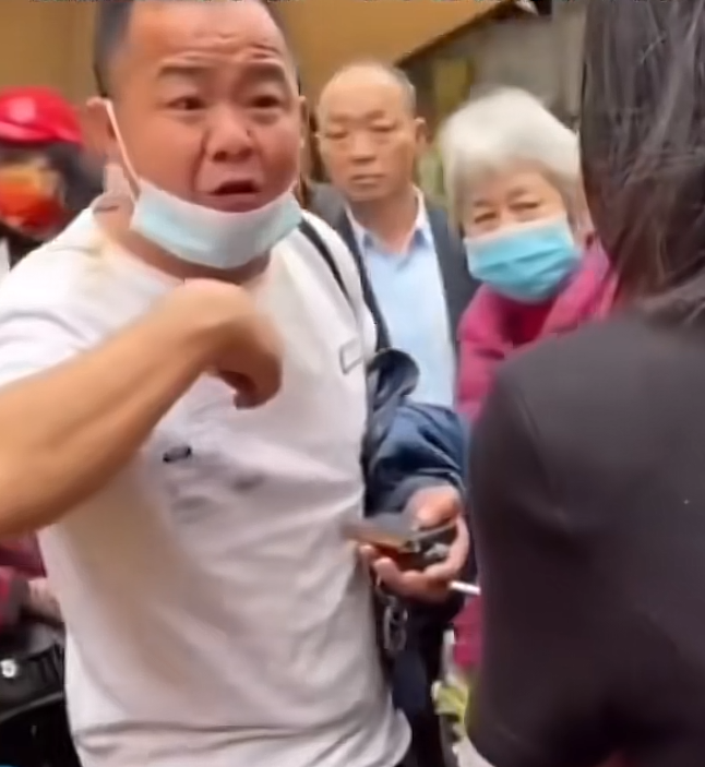 父亲一夜未睡驱车千里寻找逃学女儿 痛斥后掩面落泪“我路上出事，你一辈子都弥补不了