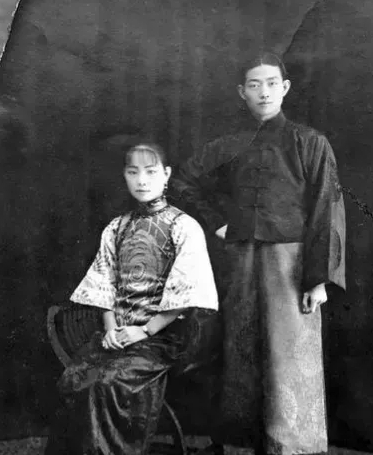 1921年，梅兰芳娶了19岁的福芝芳。新婚之夜，梅兰芳却进了原配王明华的房间。结