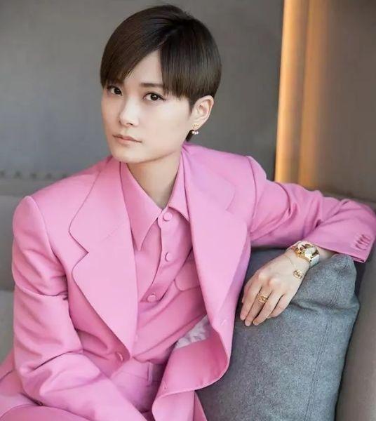当年，李宇春送谢霆锋一把价值100万的吉他。谢霆锋问她：“春春你很漂亮，但打扮中
