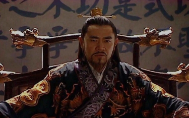 嘉靖年间，仅有15岁的李彩凤来到了裕王府，为了赚点钱所以在府里当丫鬟。没想到身为