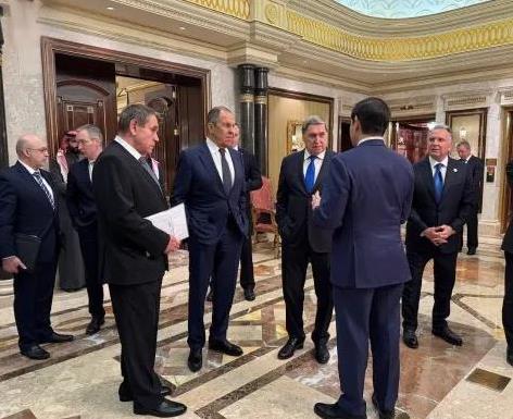 斯塔默强硬表态，俄罗斯警告成了耳旁风！
英国首相斯塔默在美俄结束会谈后，表示会继