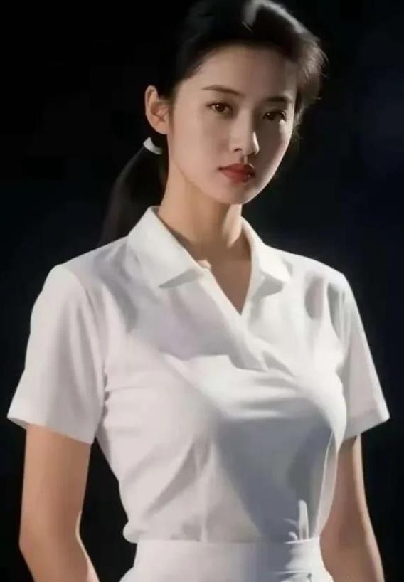 典型的东方女性，还能有比这更美的吗？
五官精致，面容姣好，妆饰得体，既有着东方女