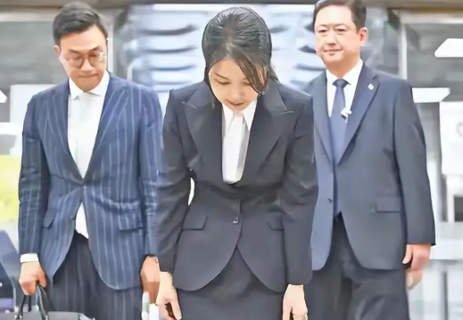 金建希沦为“4398号”，绝食抗议难掩其咎。从奢靡无度的“第一夫人”到阶下囚，韩