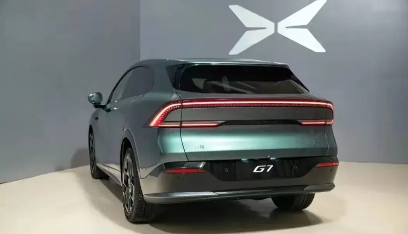 小鹏的方向偏了

汽车，主要卖点是设计、价格、性能、安全、可靠性等。

作为电车