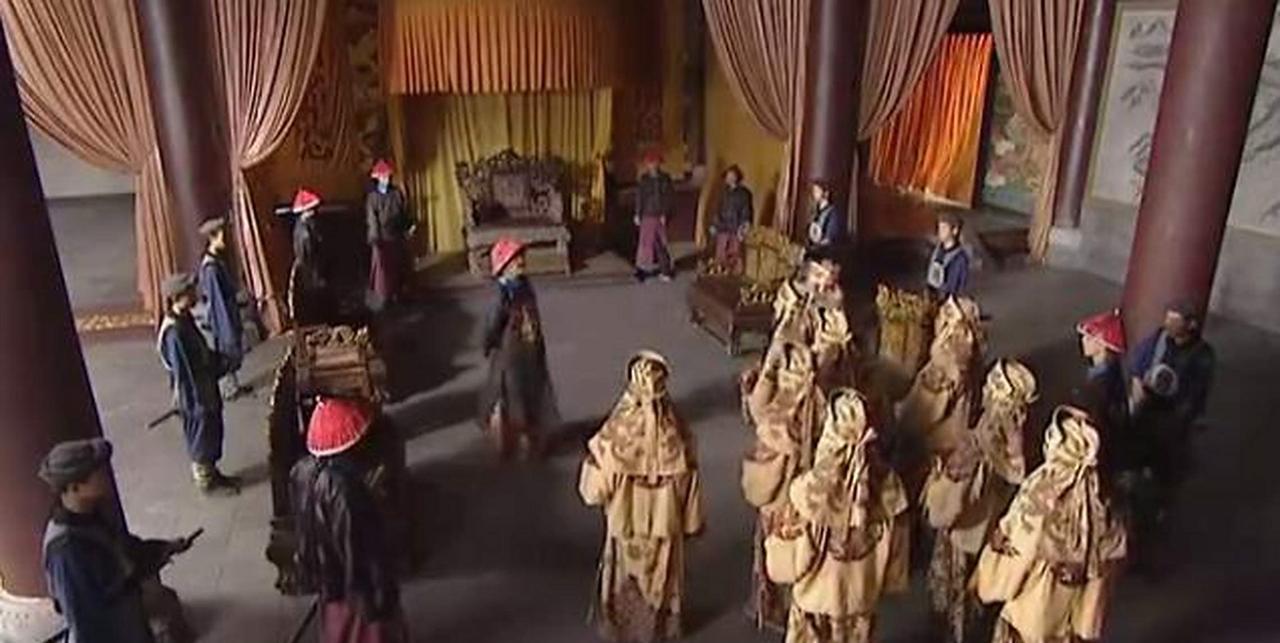 淮军攻占苏州后，李鸿章一口气杀掉了八个投降的太平军王爷，引起一片哗然。有御史弹劾
