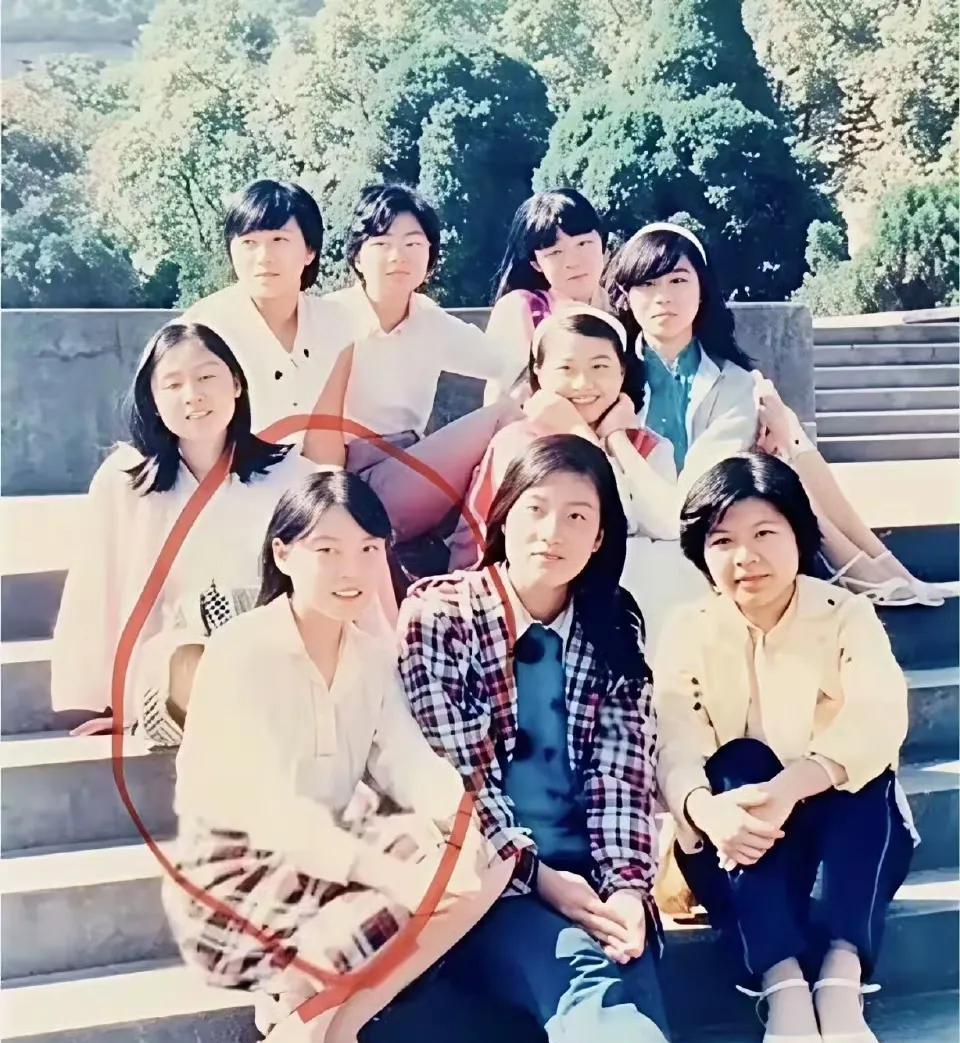此人是谁，现居何处？那时的照片看起来青春靓丽啊。