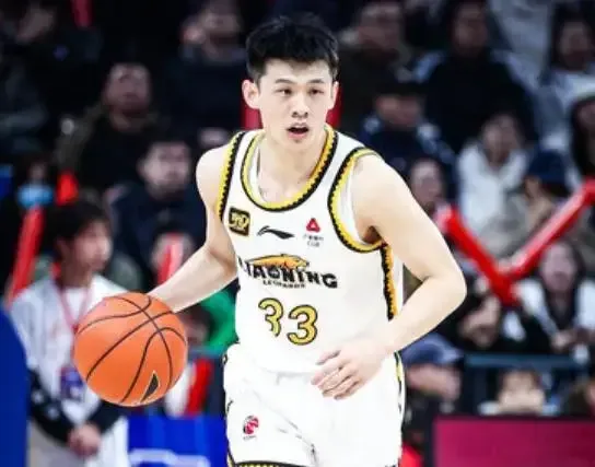在昨晚 CBA 联赛辽宁男篮对阵上海男篮的比赛里啊，杨鸣让王岚嵚替换赵继伟上场这