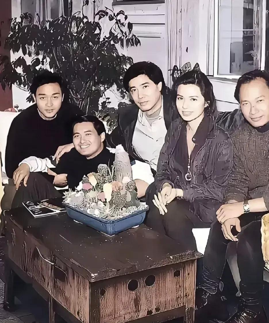 这张珍贵的照片拍摄于1991年，这6个人都是香港电影界赫赫有名的明星和导演，大家