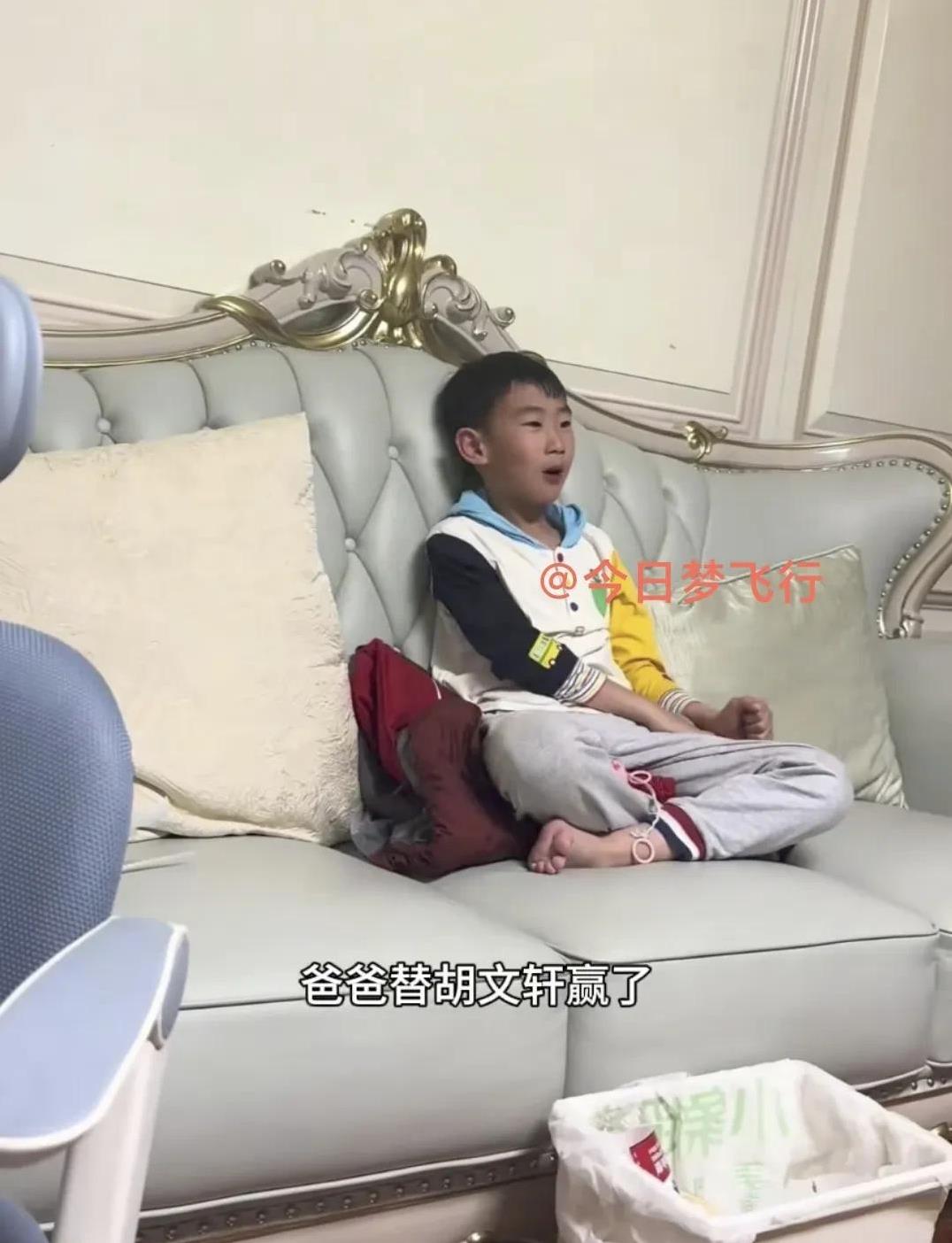 糊糊：爸爸替胡明轩赢了！
今晚半决赛G1战，北京客场战胜山西队。周琦的儿子糊糊在