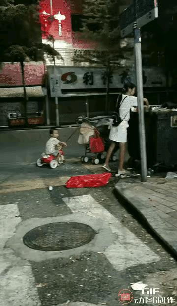 年轻的妈妈一个人拉扯孩子，为了拉扯这个孩子，她根本就没有办法出去工作，只能在夜晚