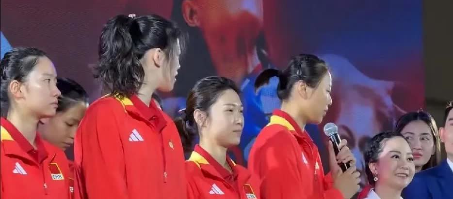 中泰友谊赛见面会上
主持人采访了龚队长，
龚队长谈及了：今年是中泰建交...