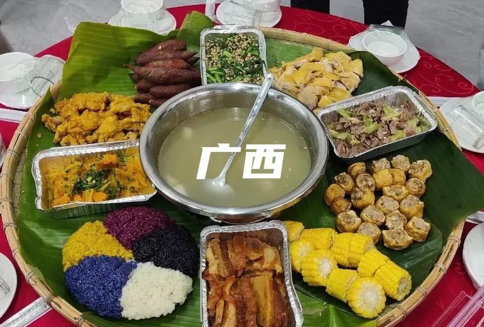 广西簸箕饭跟云南簸箕饭，有异曲同工之处！
广西河池的簸箕饭，一般都有鸡鸭鱼肉，一