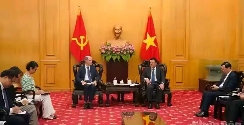 越南外交中的一个细节，背后藏着深意
在许多重要外交场合，越南的国旗旁边总会并排悬