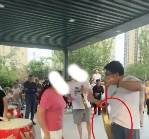 锣鼓一响，好戏开场。在这个小区里，每天锣鼓一响，是闹剧开场！
前不久，湖北仙桃