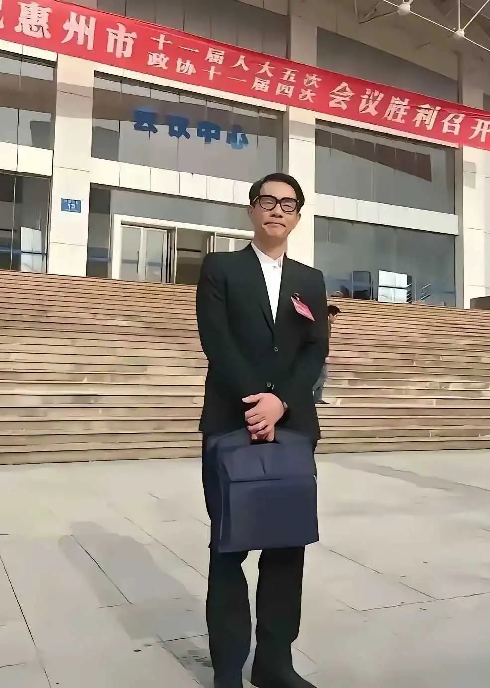 陈小春身穿西装手拿公文包开会的样子，还真显得稳重！
