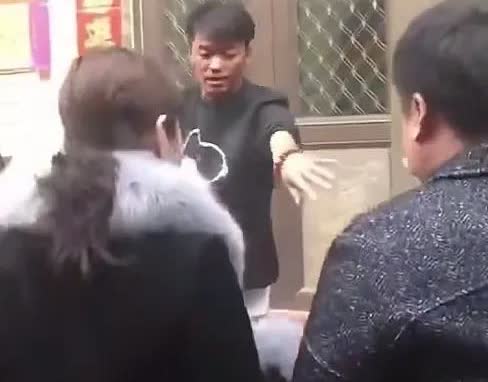 王宝强这些年不容易，经历了马蓉那事，母亲也因此离世。
现在儿子长大了，跟着他回