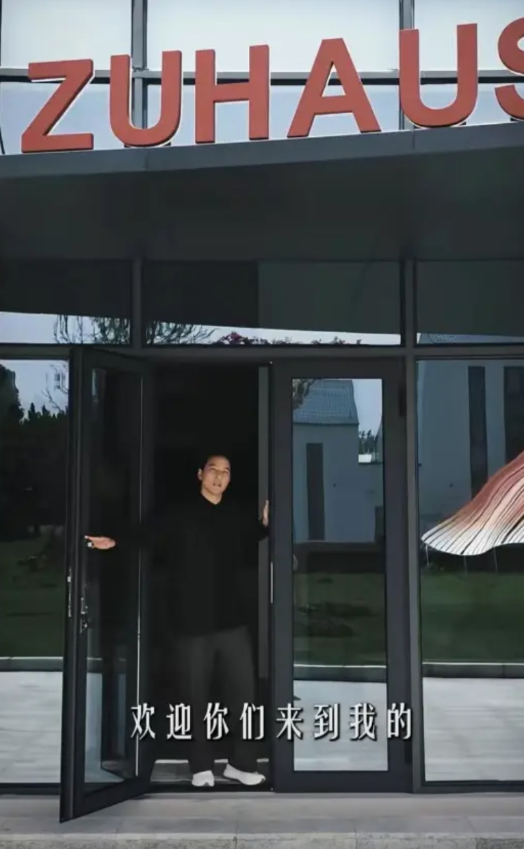 阿祖，收手吧！~~~
最近，吴彦祖在上海松江的工作室 ZUHAUS正式建成。
你