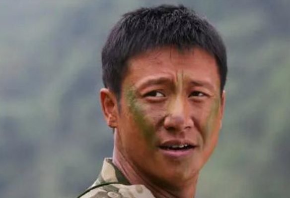 2004年某一天，演员张国强回到家，看到桌子上有一张离婚协议书，沉默不语。妻子看