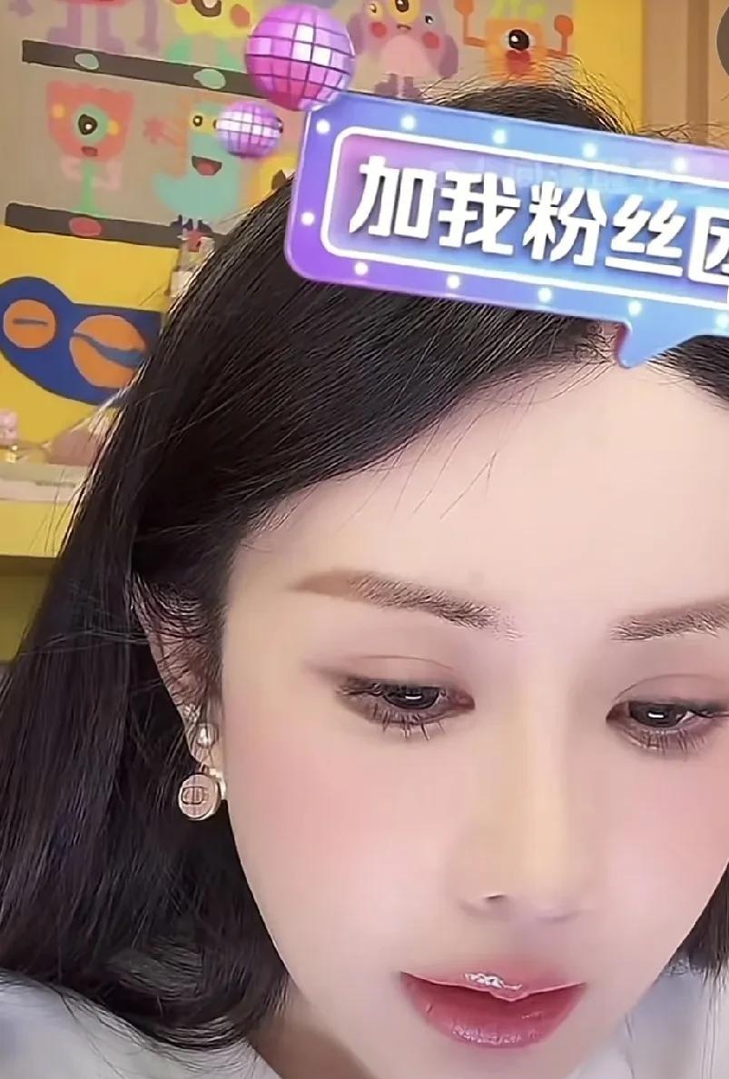 韦雪说她是男性思维，纵然和小男友KK分手了，也会对小男友负责到底。
韦雪和小她1