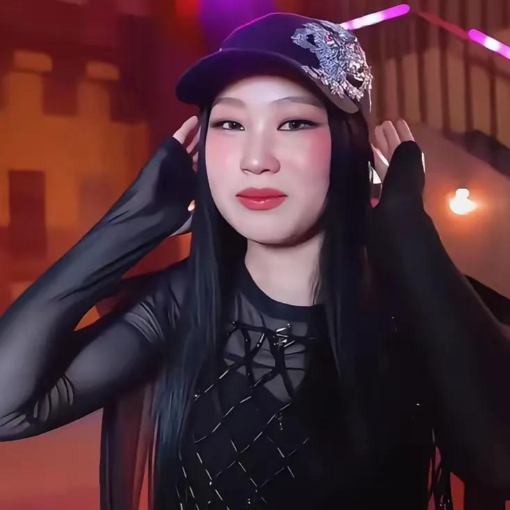沈佳润还是很有勇气的！
小沈阳女儿沈佳润出道了，之前看她的照片，都是小时候的丑照