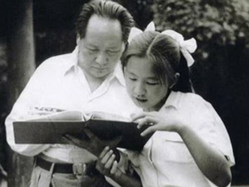 1949年，毛主席的女儿李讷，因为在一节音乐课上指出了教材的错误，老师很生气，就