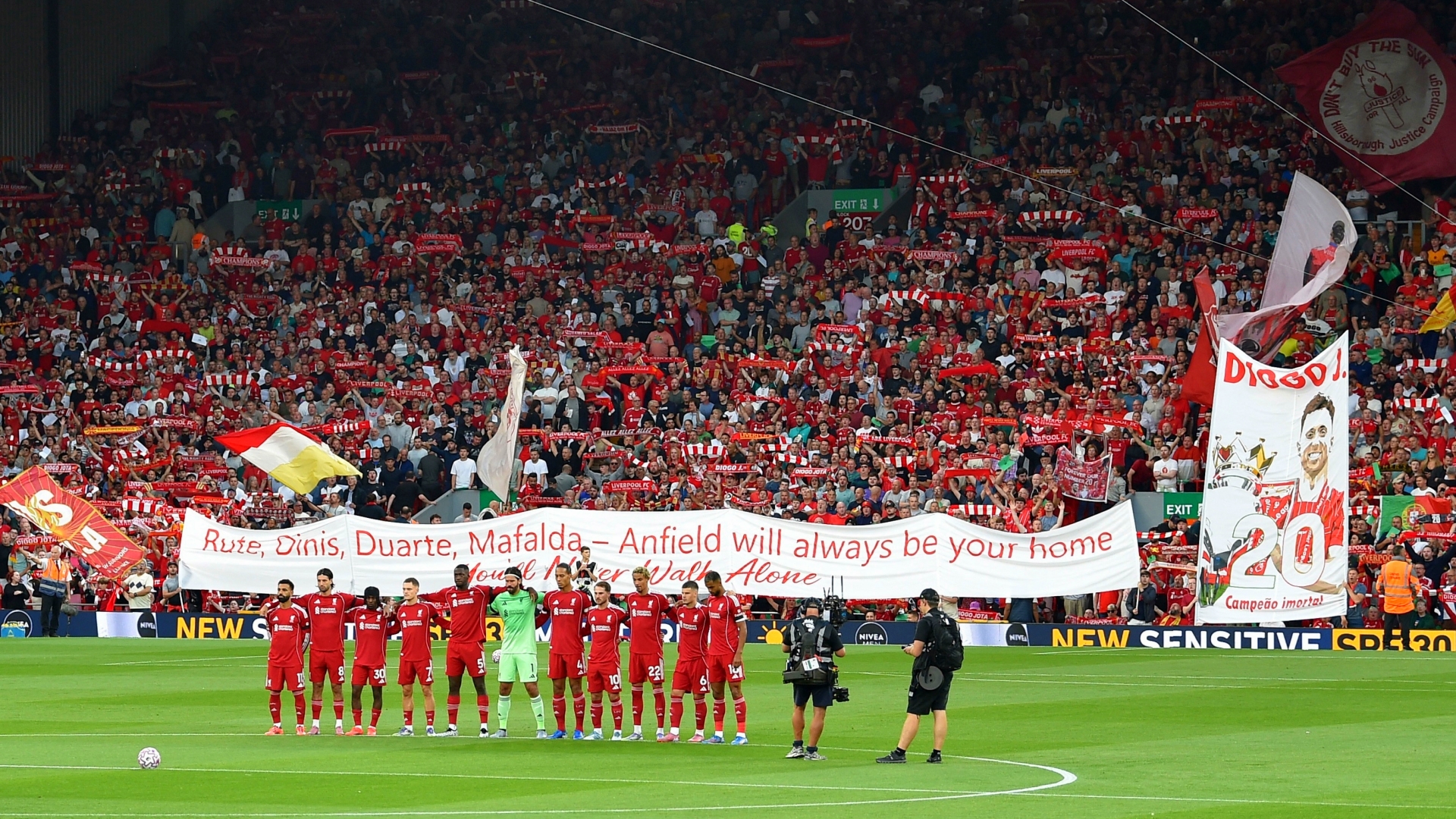 周末利物浦主场迎战狼队的比赛，若塔的两个孩子将成为球童陪同吉祥物一起出场。
这是