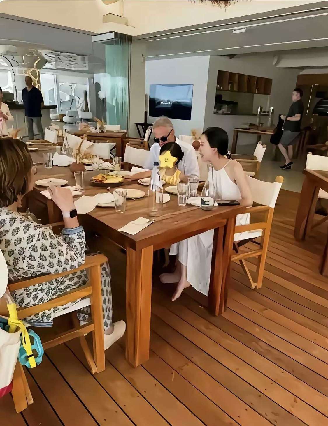 据说奴隶下人不能穿着鞋在房子里，在英国是不是真的这样？