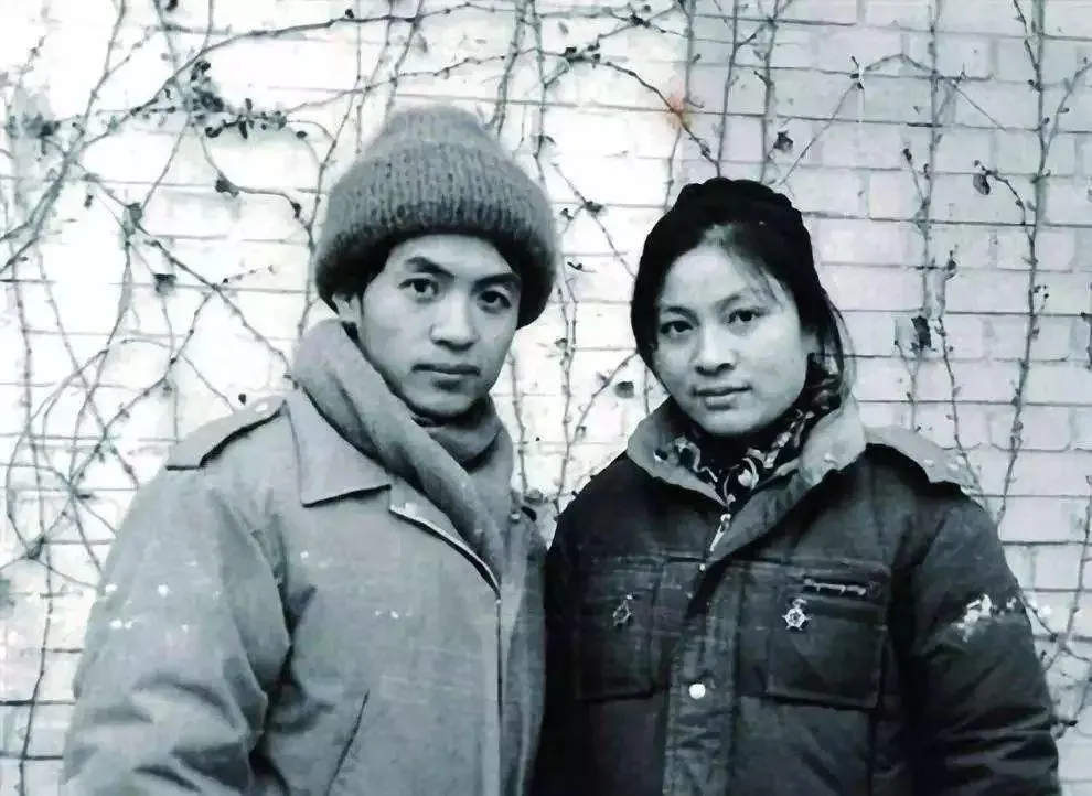 1990年，顾城跟妻子谢烨提出让李英一起生活。不料，谢烨却很快答应，并亲自帮她办