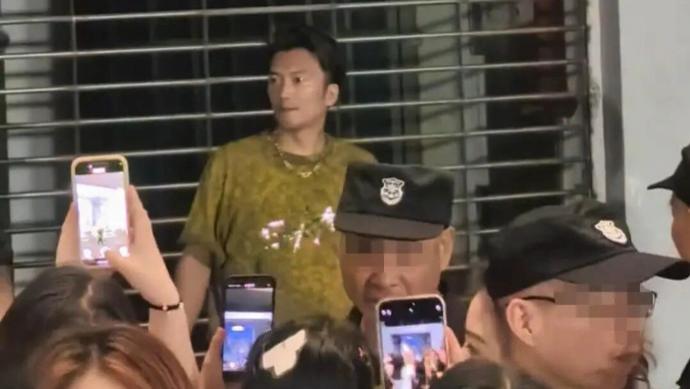 演唱会惊现 “双谢霆锋”，当事人回应：肯定有点模仿，但没有太过
