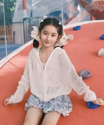 都说她说是刘亦菲的接班人，8岁就签于正，内娱这是要卷到幼儿园去了吗？