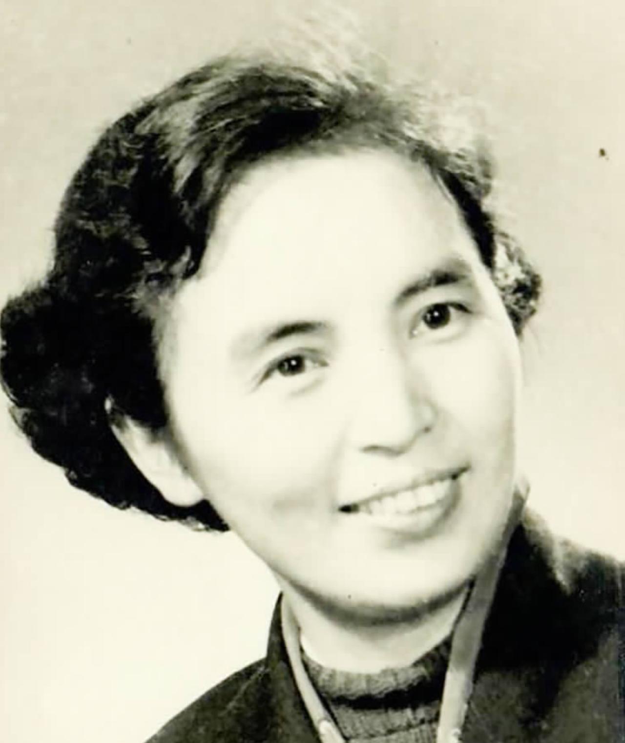 1940年的一天，一位身穿旗袍的国军女中尉借着夜色奔行，被新四军战士活捉后，她却