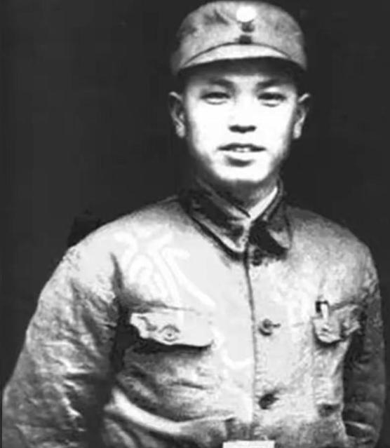 抗战中一个新四军参谋带着两个伤员打游击，3人总共才一把枪，没想到短短4年，这个参