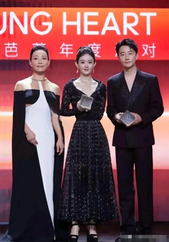 身高165的赵丽颖站在身高177的黄轩旁边，感觉也没有矮多少，她就是在身高上吃了