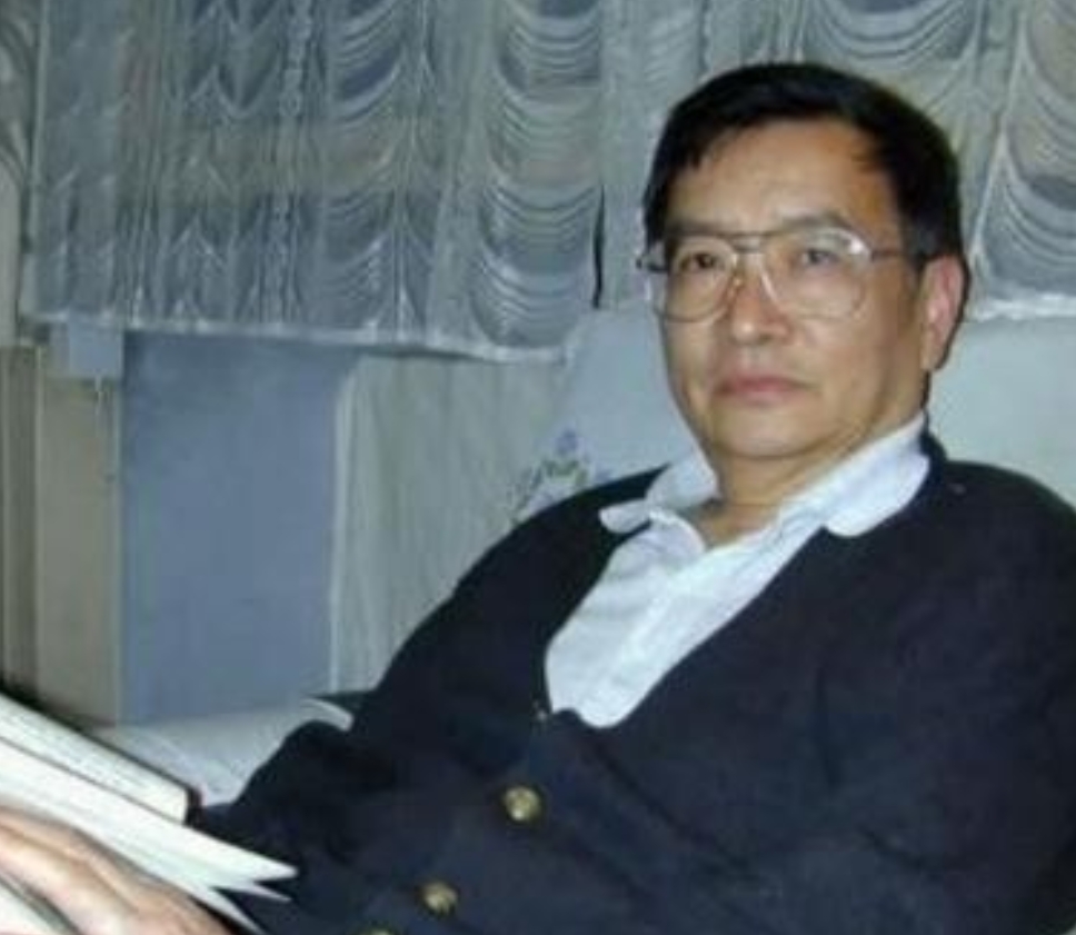 1969年，37岁梁从诫被下放江西劳动，妻子周如枚立刻提离婚，还给儿子改名换姓，
