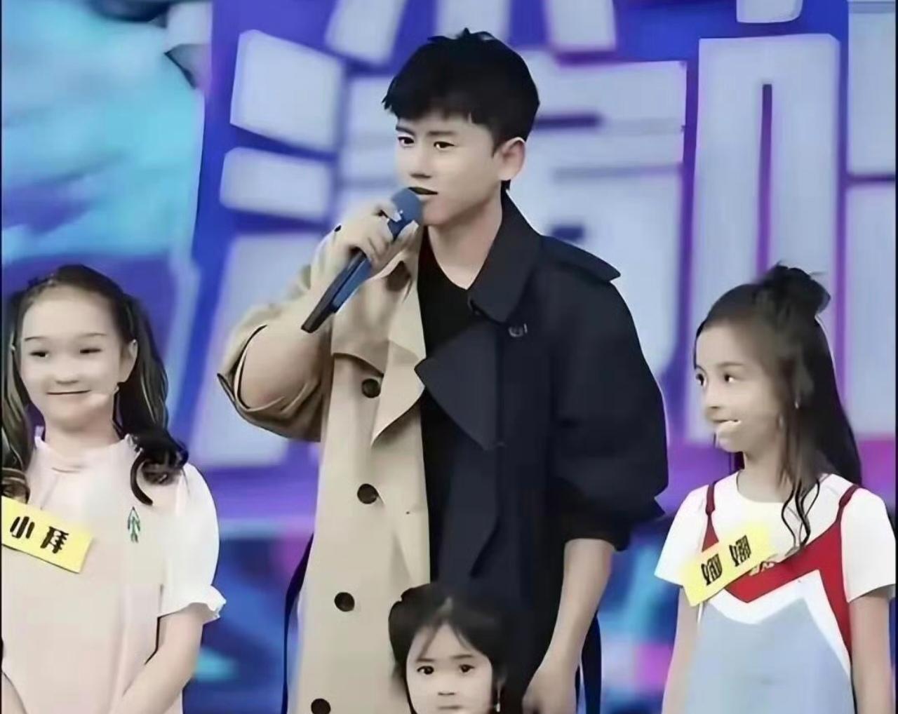 张杰谢娜一家五口同框：时光里的温暖与成长