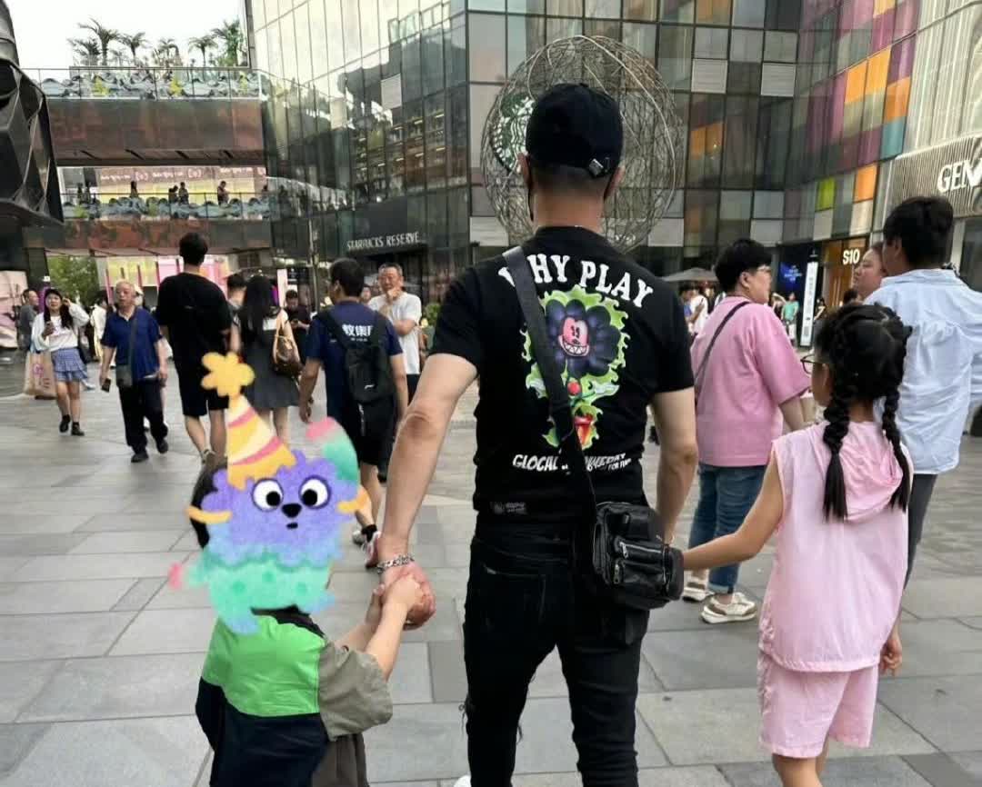 汪峰带两个孩子逛街！网友在三里屯偶遇了汪峰带两个孩子逛街，儿子女儿一手一个，这画